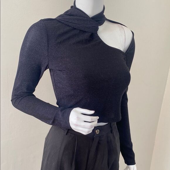 Astr the Label Cropped Long Sleeve Black Shimmer Top w Cut-out Shoulder Detail - Picture 4 of 9